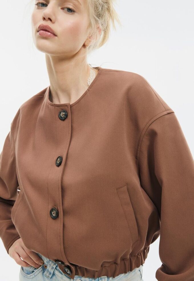 Jakke med puffermmer og rund hals