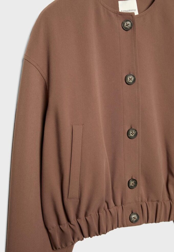 Jakke med puffermmer og rund hals