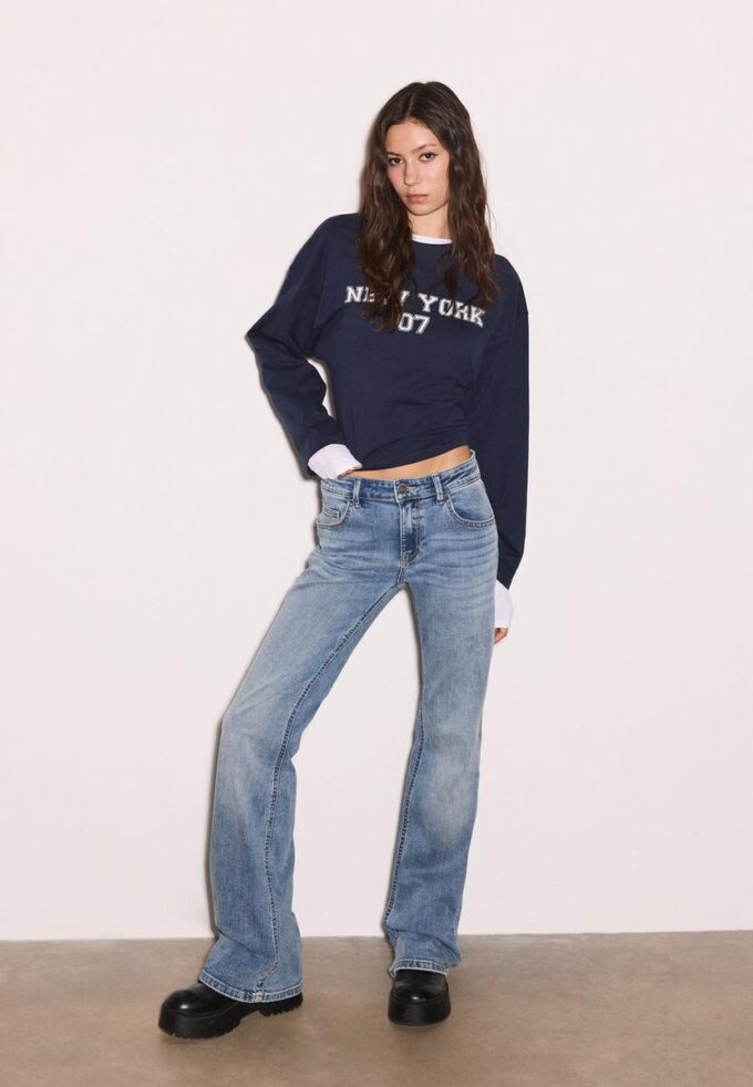 Jeans med lav midje og klokkebunn