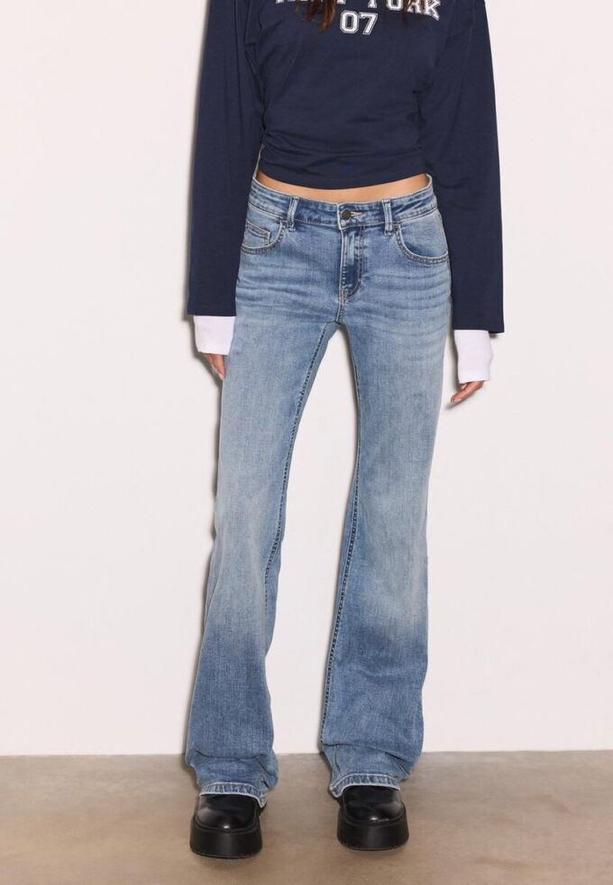 Jeans med lav midje og klokkebunn
