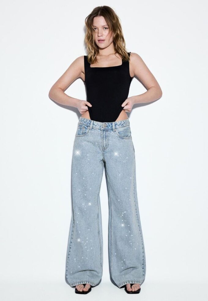 Jeans med lav midje og Wide Leg-ben med rhinestones