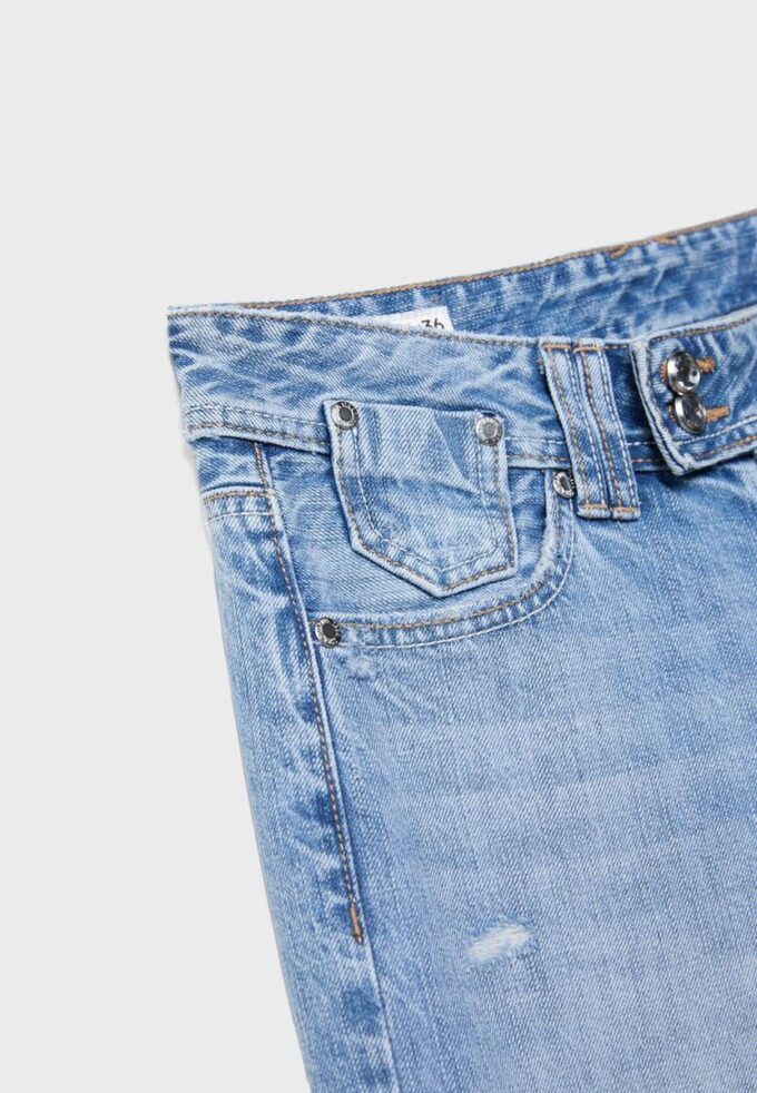 Jeans med lav midje og Wide Leg med smykkeknapp