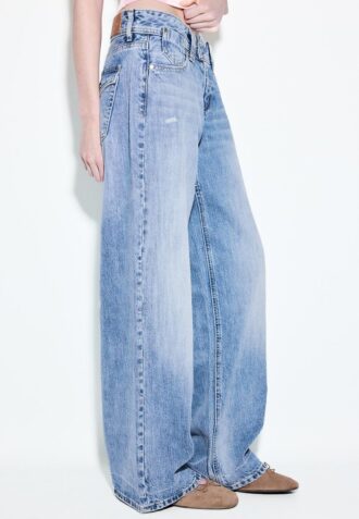 Jeans med lav midje og Wide Leg med smykkeknapp