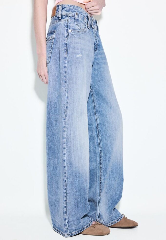 Jeans med lav midje og Wide Leg med smykkeknapp