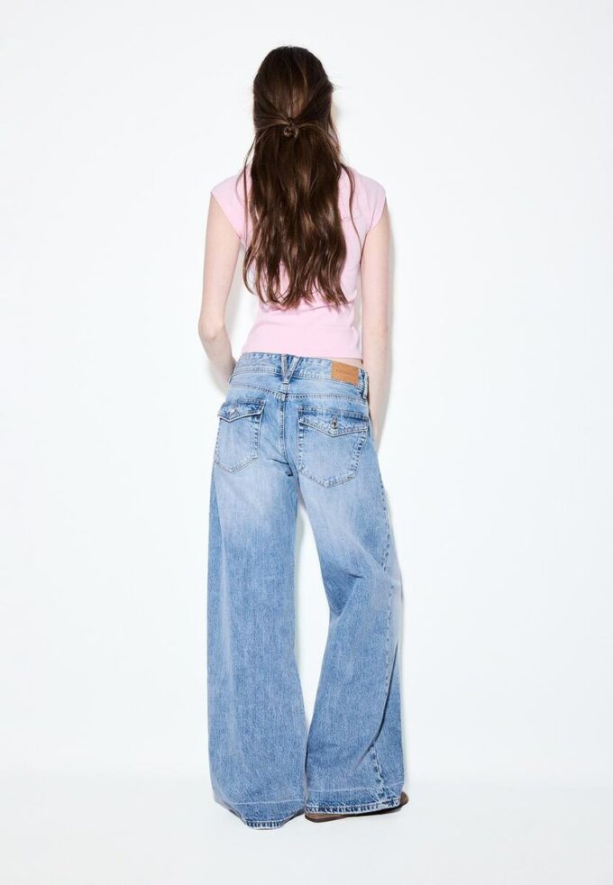 Jeans med lav midje og Wide Leg med smykkeknapp