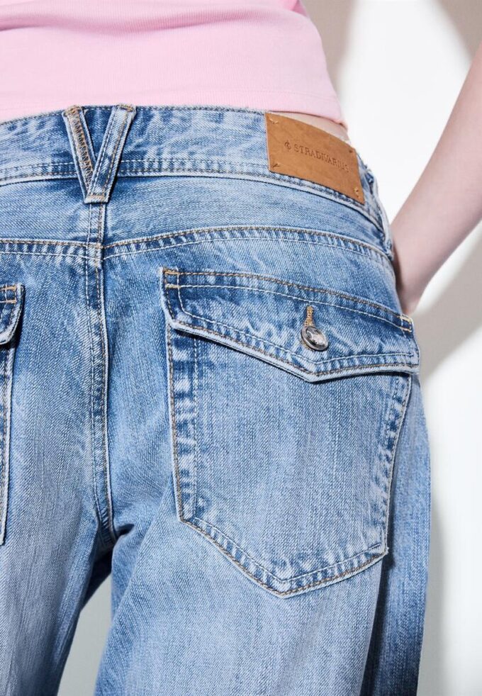 Jeans med lav midje og Wide Leg med smykkeknapp