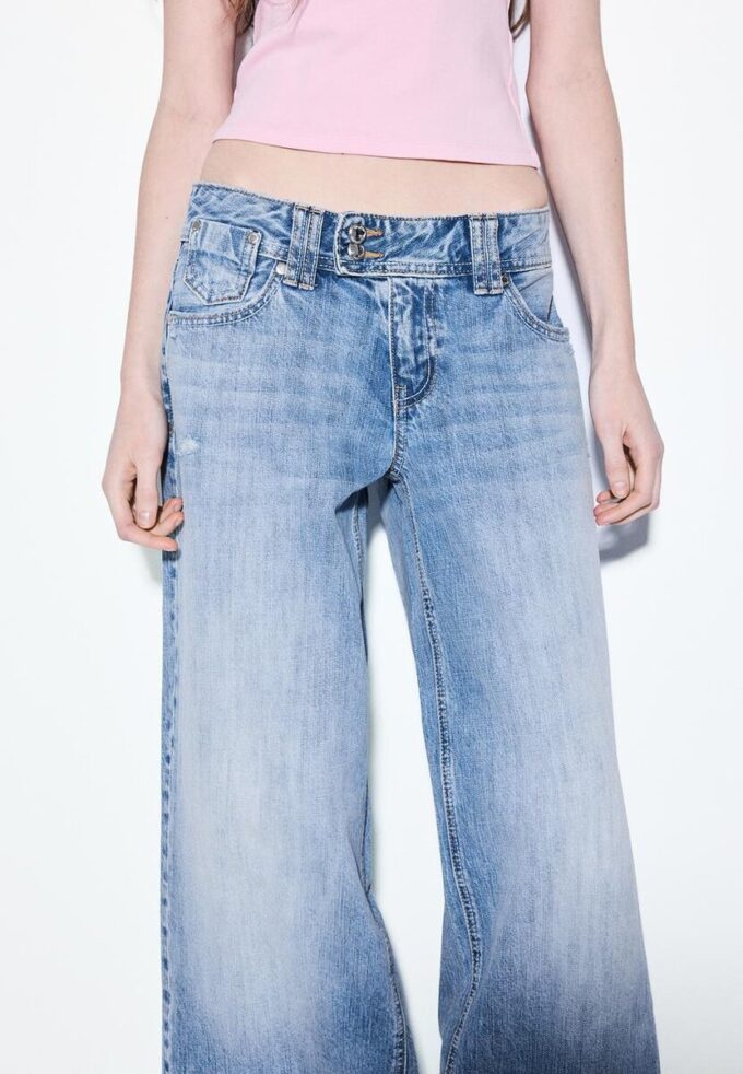 Jeans med lav midje og Wide Leg med smykkeknapp