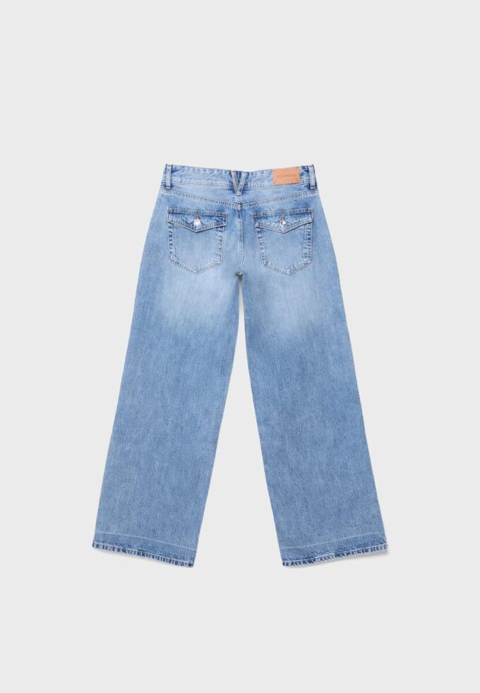 Jeans med lav midje og Wide Leg med smykkeknapp