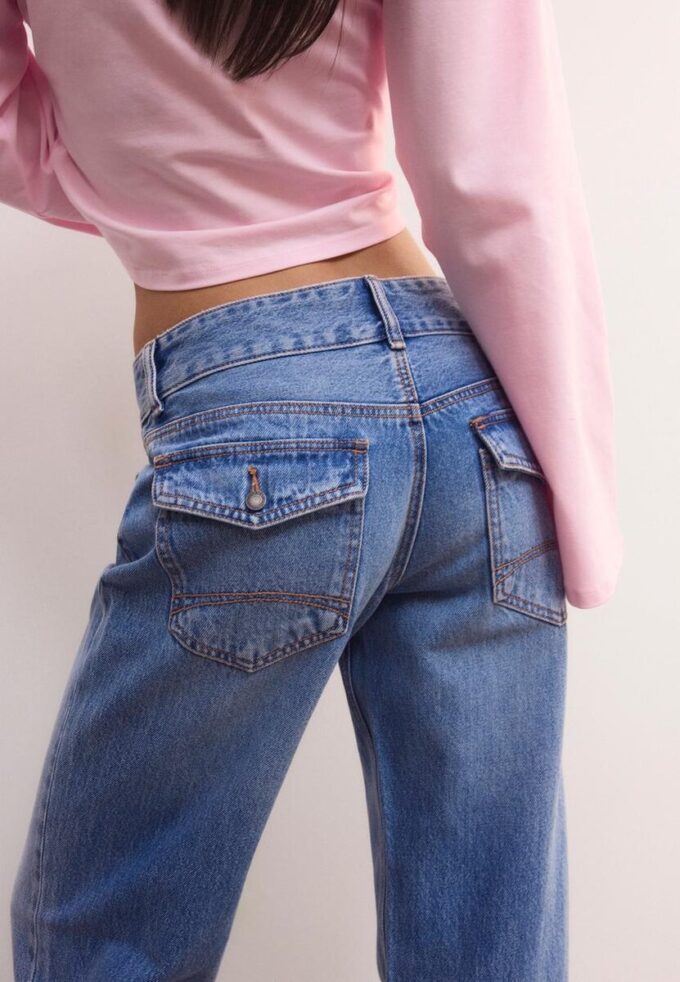 Jeans med rette ben og doble metallknapper