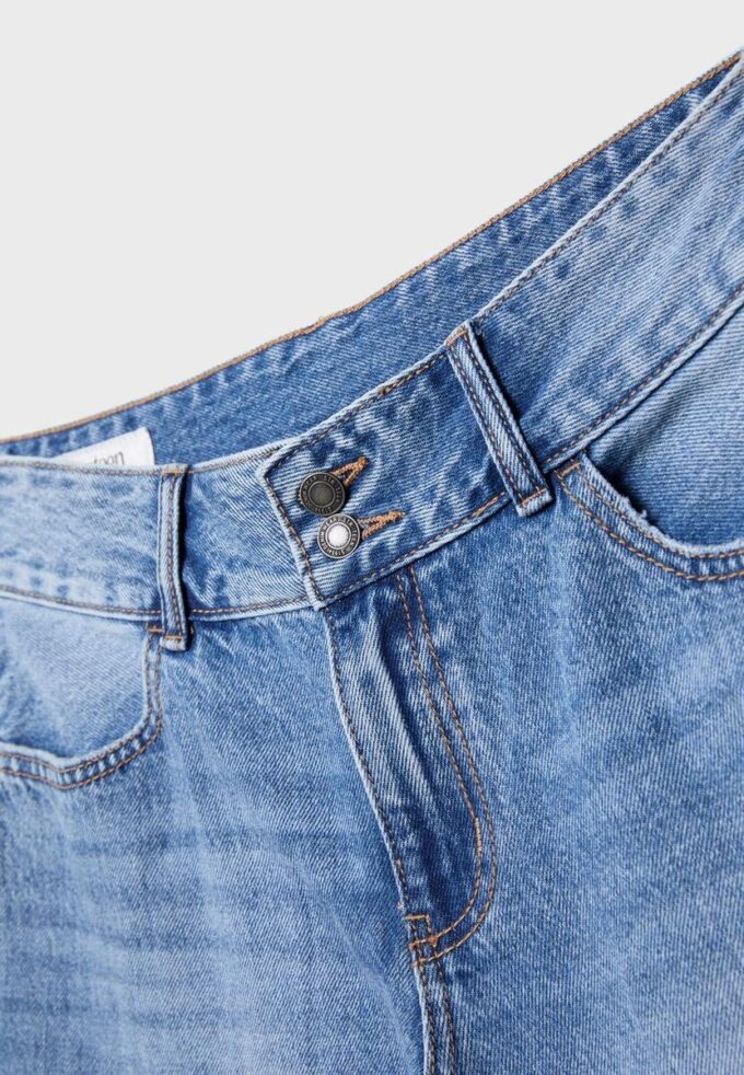 Jeans med rette ben og doble metallknapper