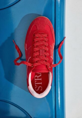 Joggesko med flat såle og detaljer i skinn