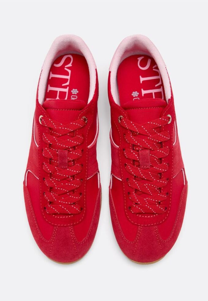 Joggesko med flat såle og detaljer i skinn