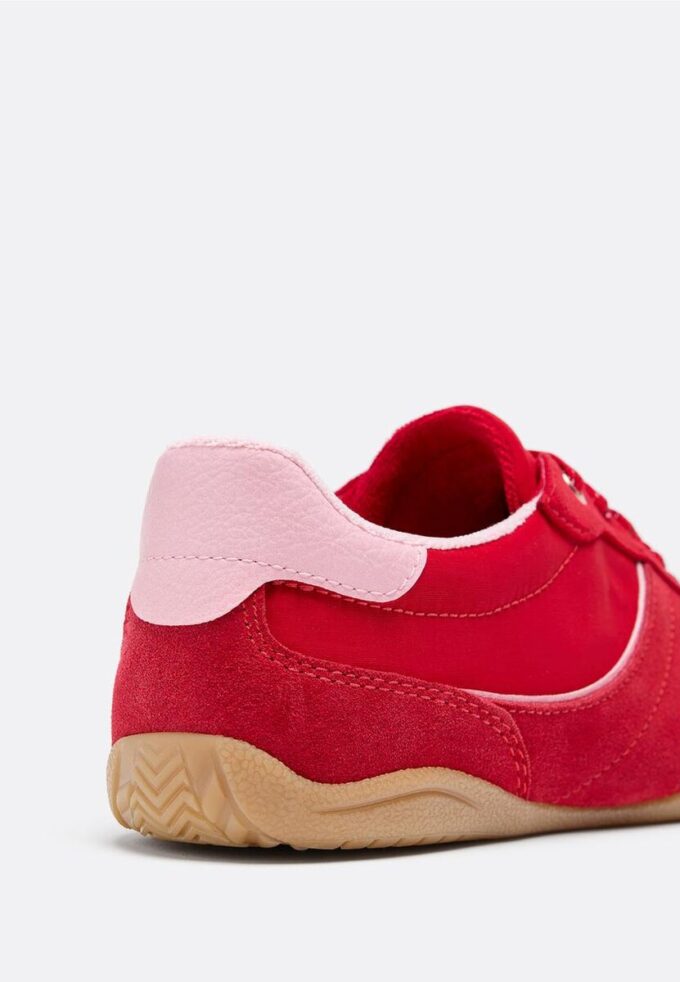 Joggesko med flat såle og detaljer i skinn