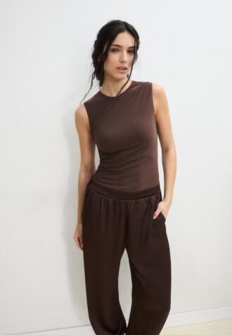 Jumpsuit med halterneck i sateng