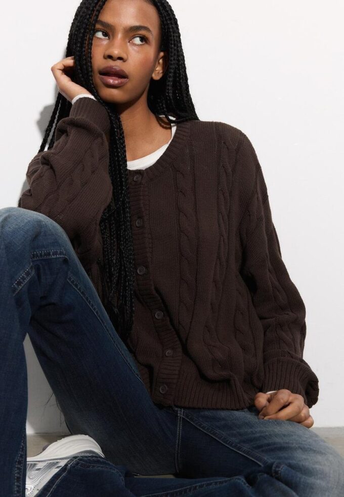 Kabelstrikket cardigan med knapper