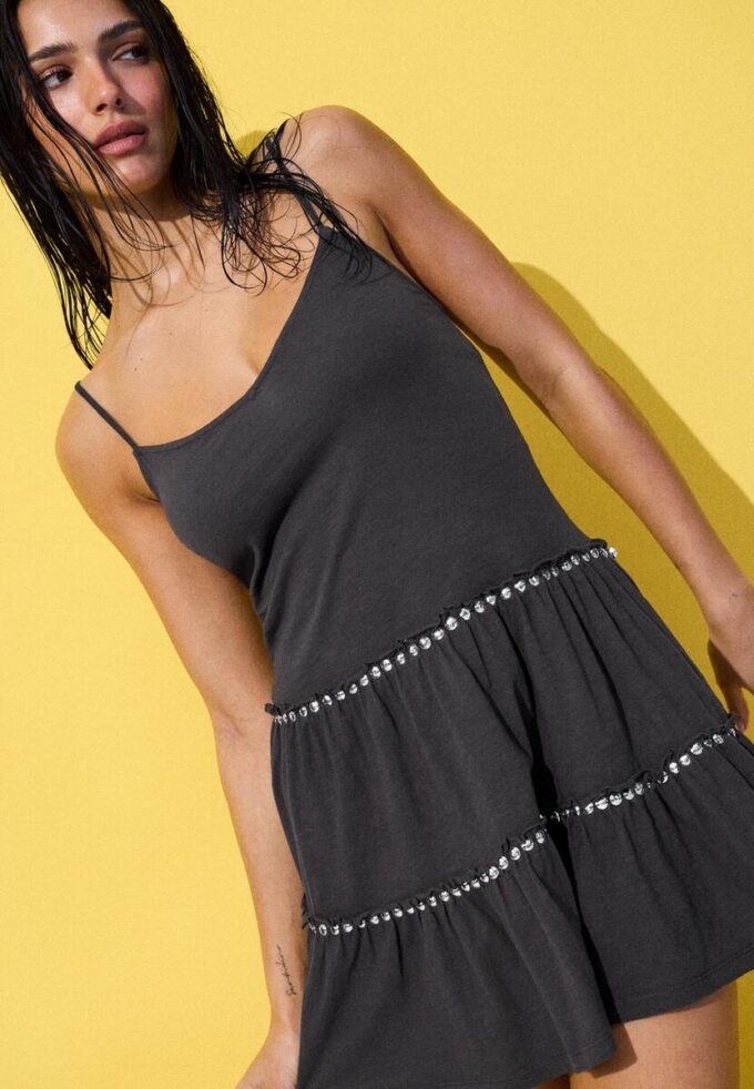 Kjole med volanger og nitter