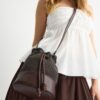 Kontrastfarget heklet crossbody-veske