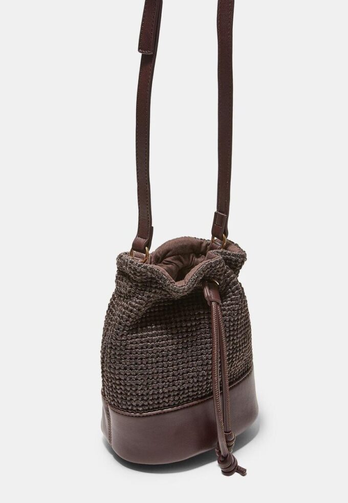 Kontrastfarget heklet crossbody-veske