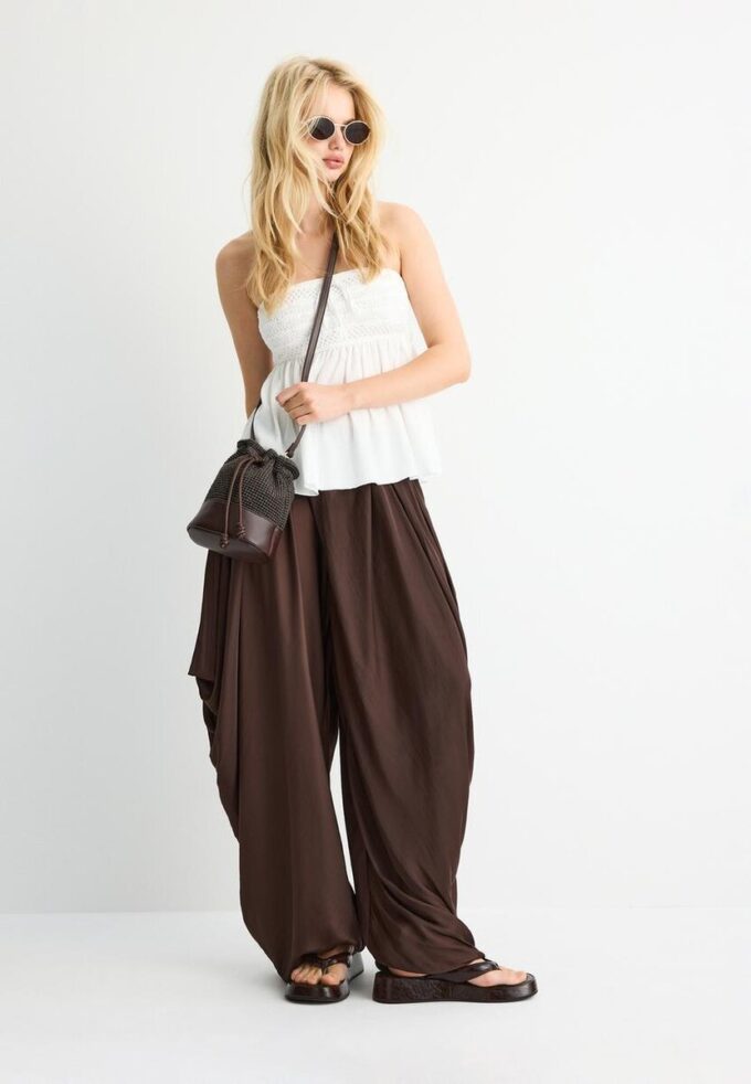 Kontrastfarget heklet crossbody-veske