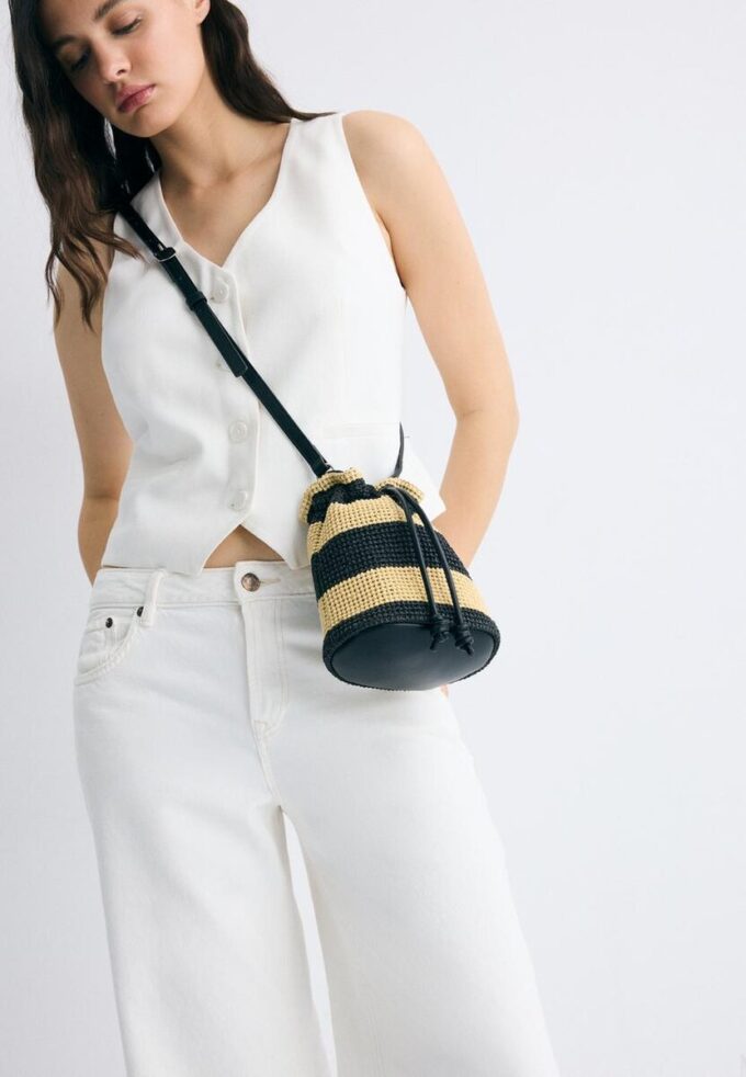 Kontrastfarget heklet crossbody-veske