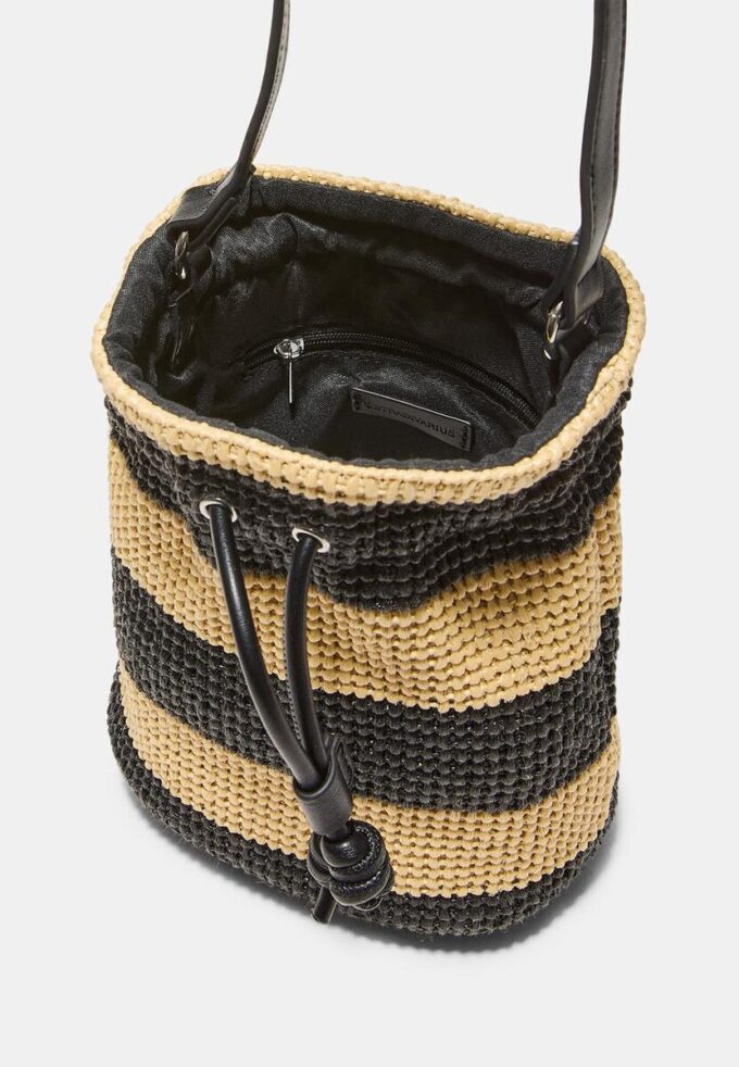 Kontrastfarget heklet crossbody-veske