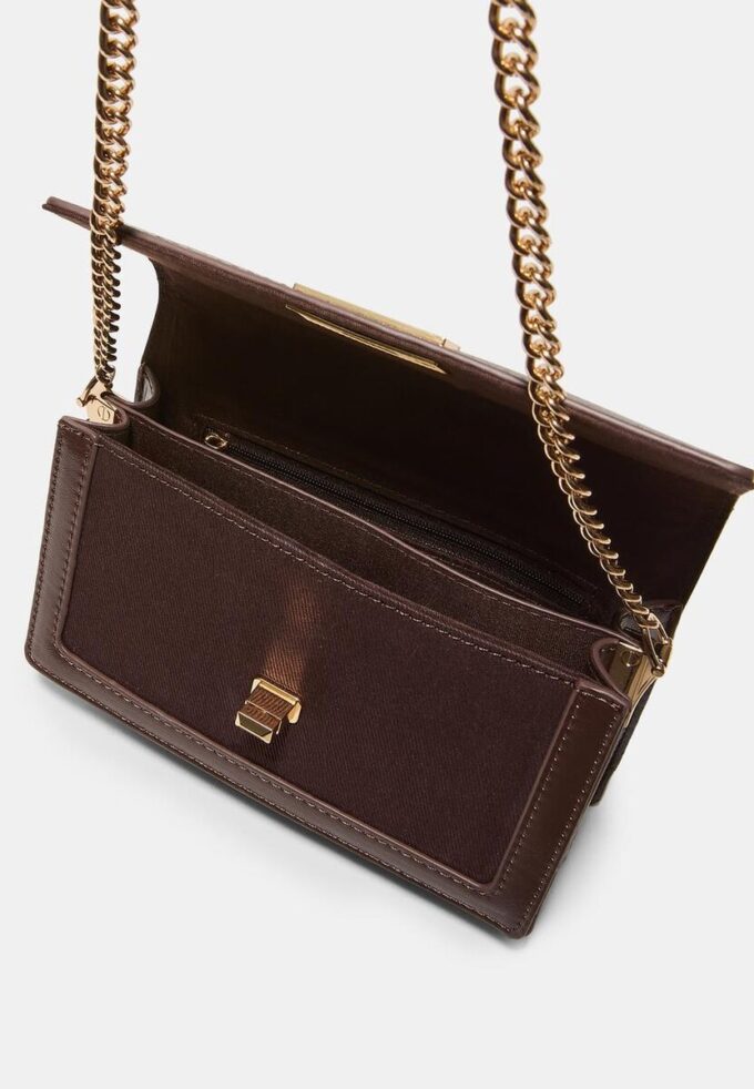 Kontrastveske i lerret