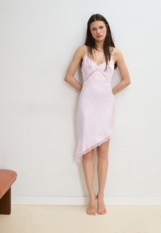 Kort asymmetrisk satengkjole