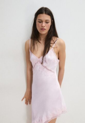 Kort asymmetrisk satengkjole