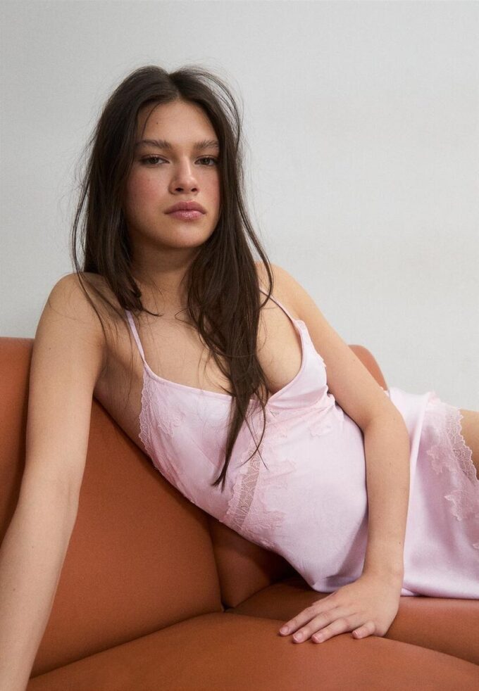 Kort asymmetrisk satengkjole