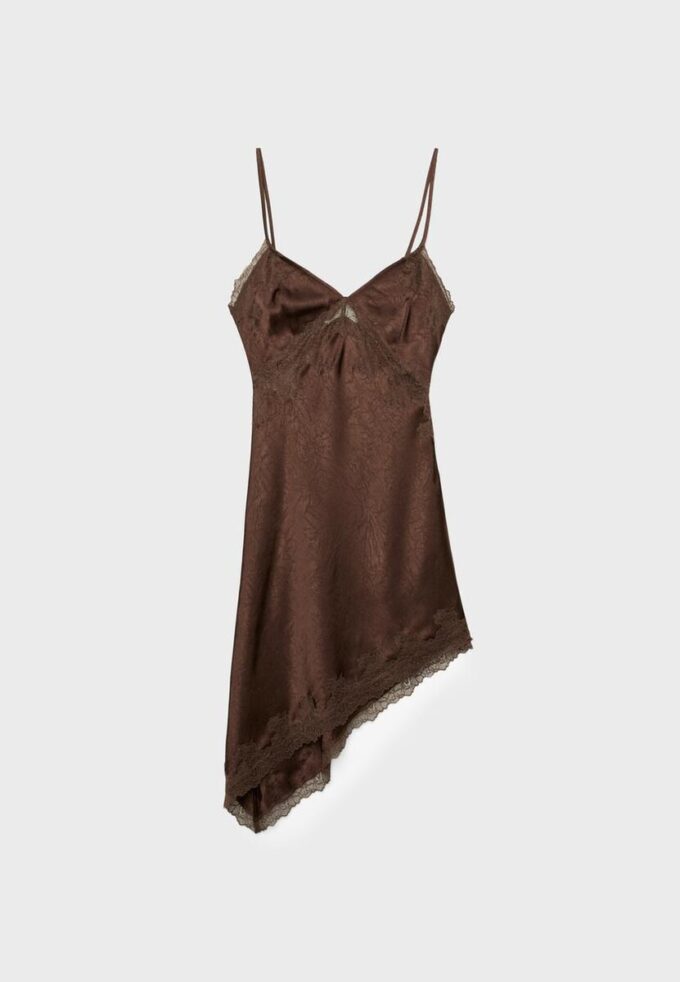 Kort asymmetrisk satengkjole