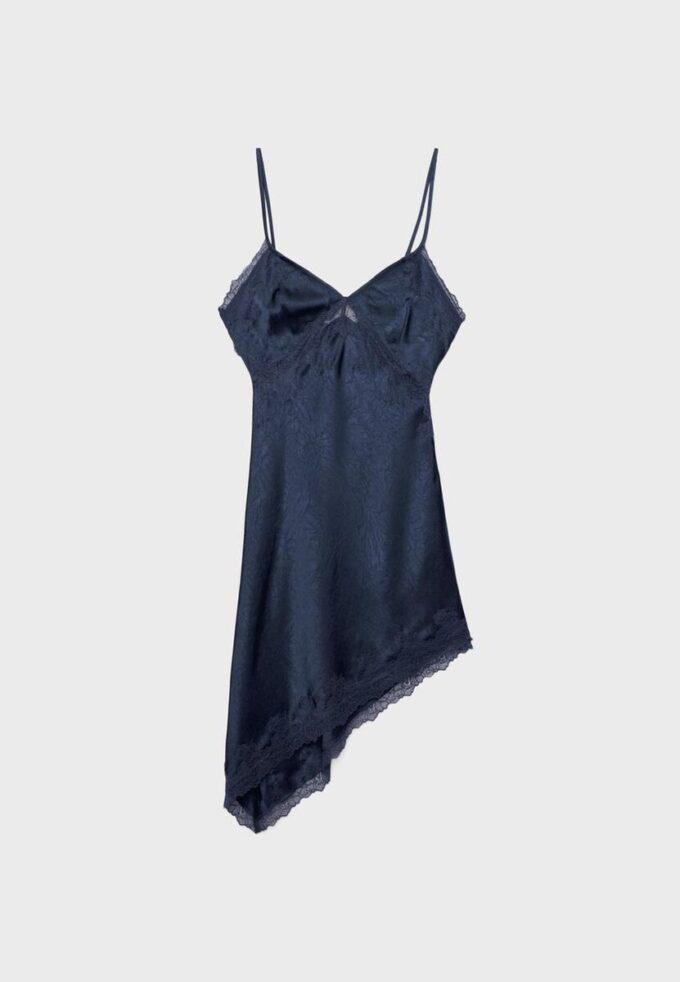 Kort asymmetrisk satengkjole