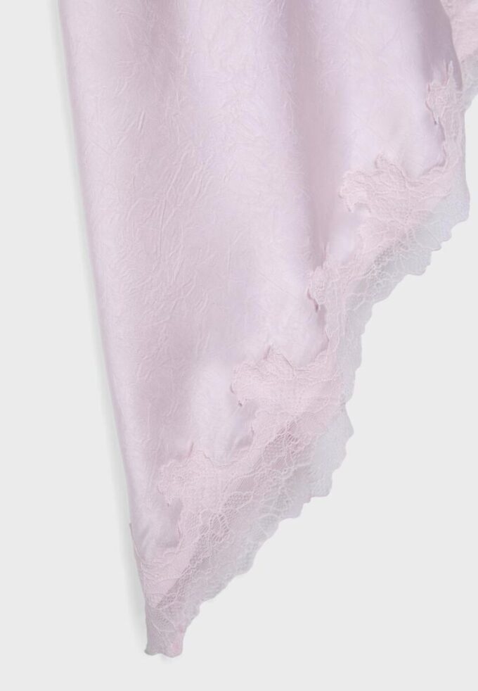 Kort asymmetrisk satengkjole