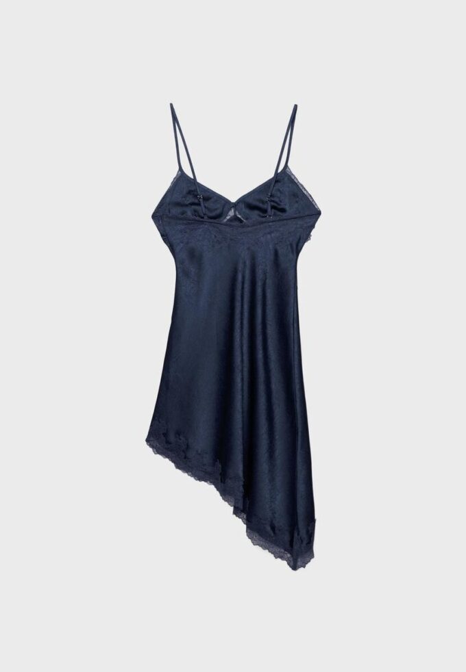 Kort asymmetrisk satengkjole