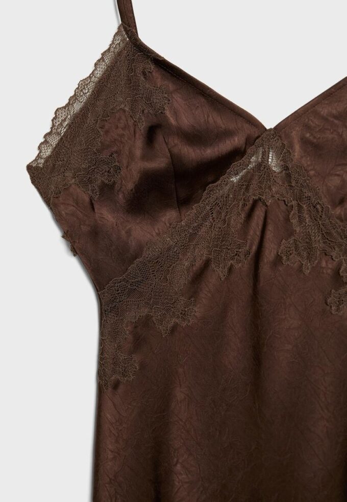 Kort asymmetrisk satengkjole