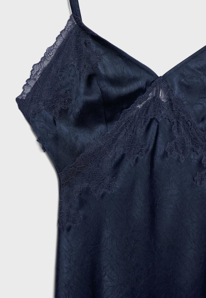 Kort asymmetrisk satengkjole