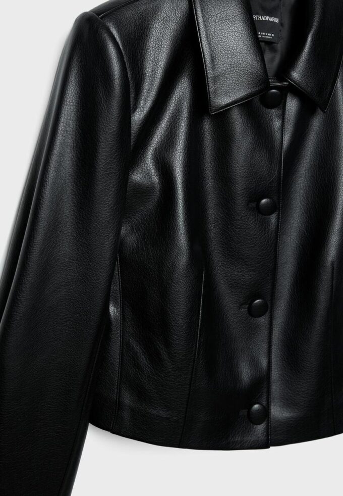 Kort blazer i skinnimitasjon