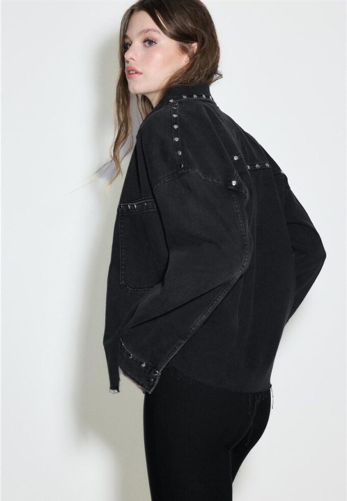 Kort denimskjorte med nitter