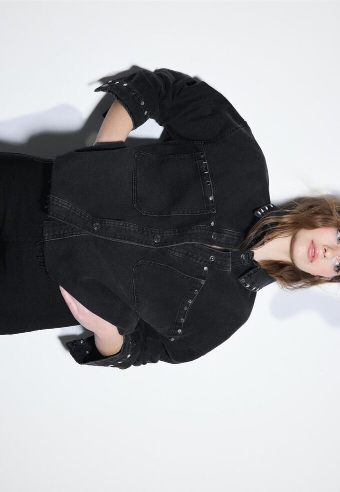 Kort denimskjorte med nitter