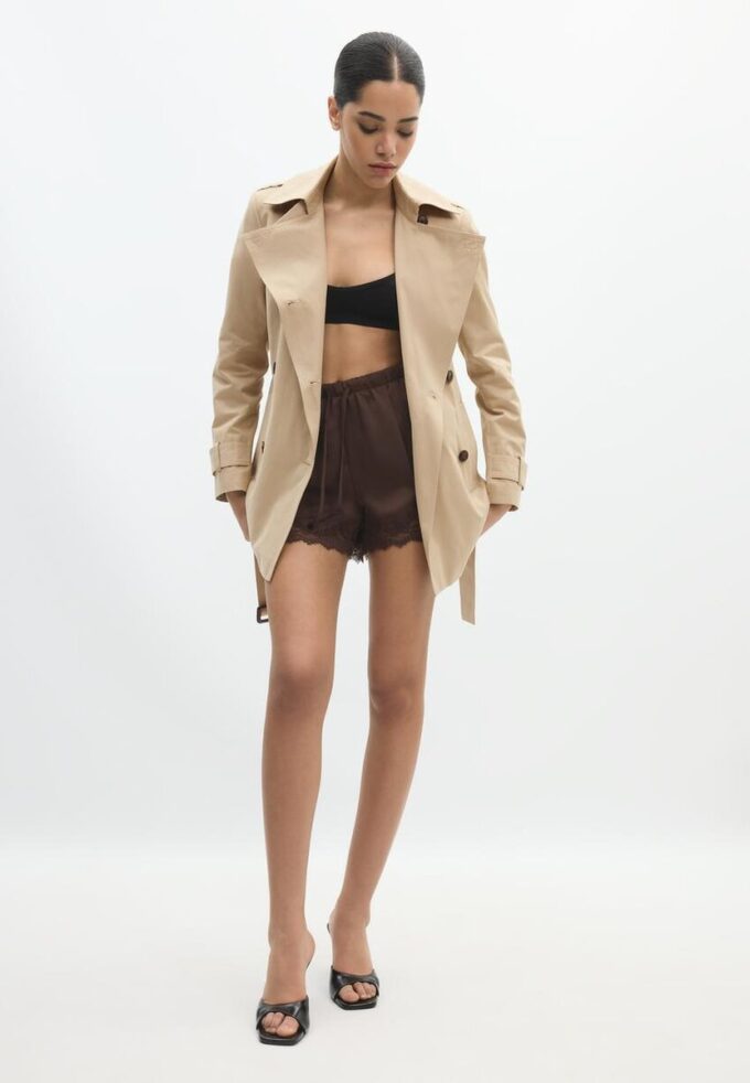 Kort, enkel trenchcoat