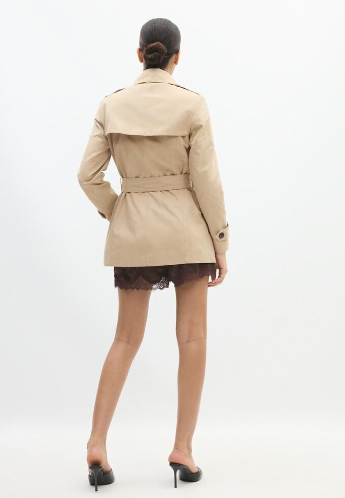 Kort, enkel trenchcoat