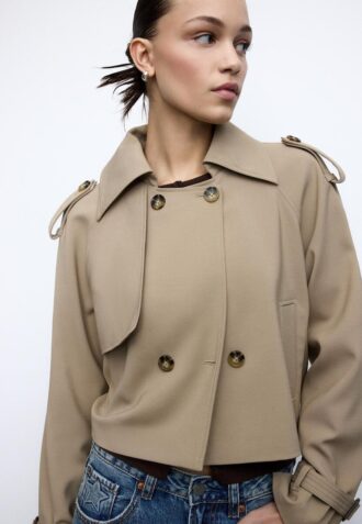 Kort, flytende trenchcoat