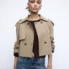 Kort, flytende trenchcoat