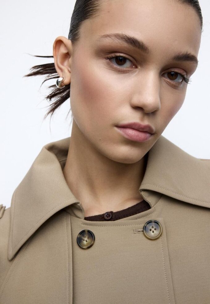 Kort, flytende trenchcoat