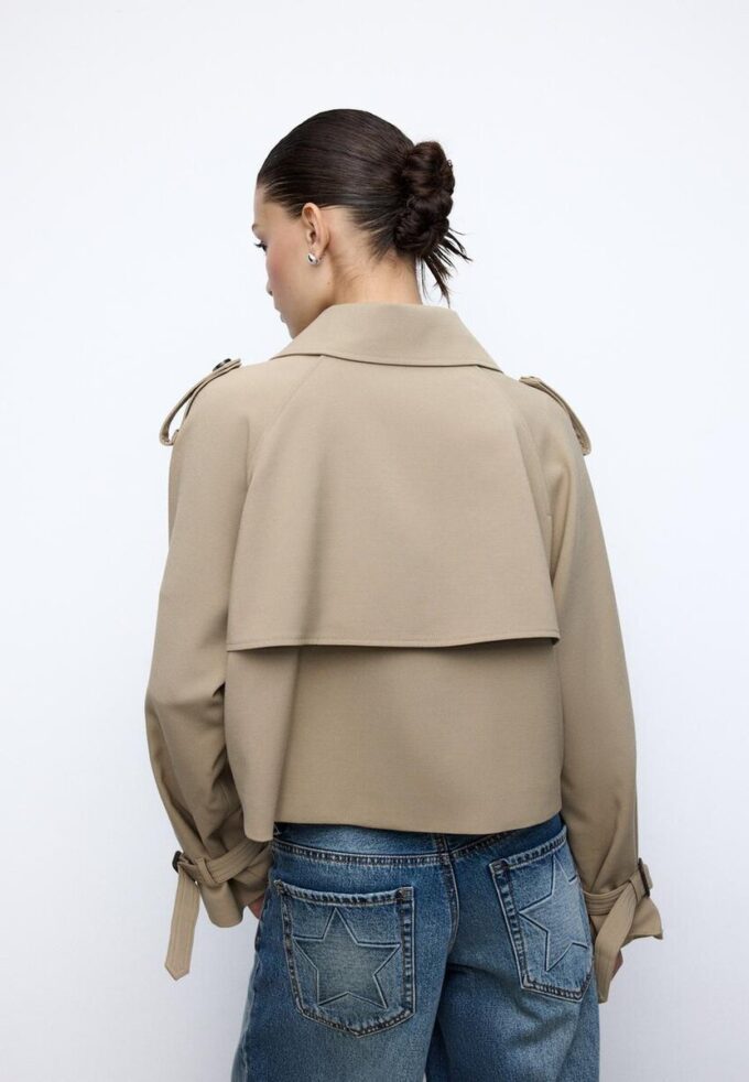 Kort, flytende trenchcoat