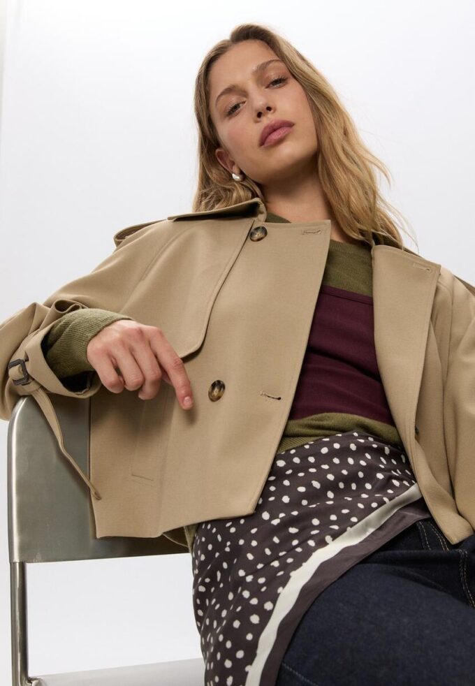 Kort, flytende trenchcoat