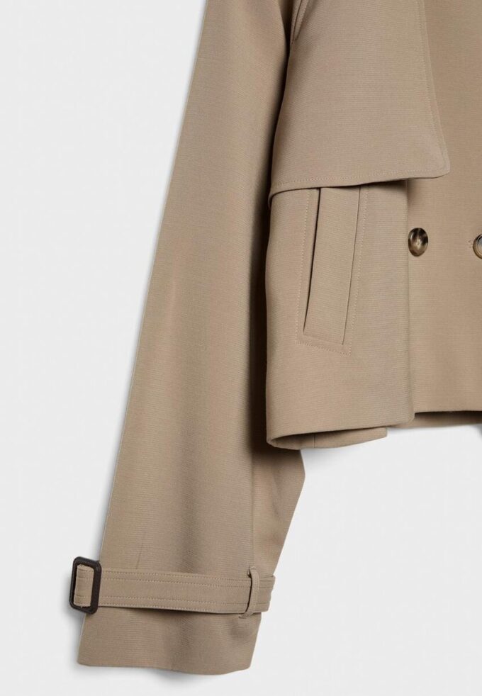 Kort, flytende trenchcoat