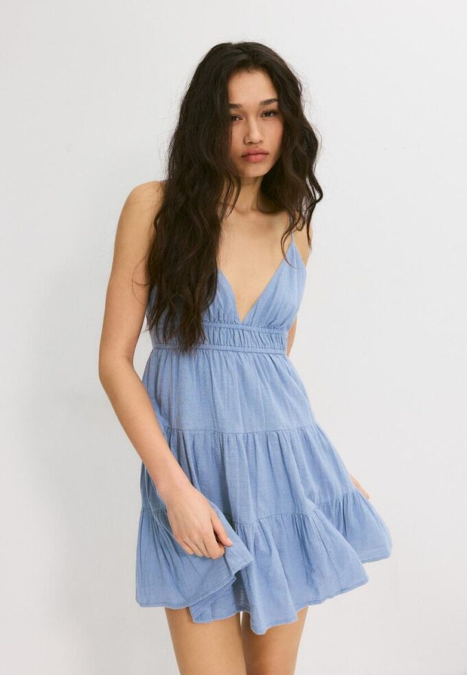 Kort, løstfallende kjole med knytning i ryggen