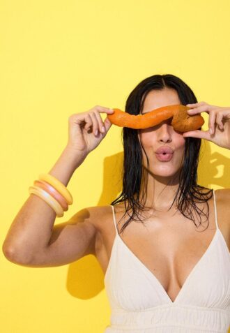 Kort, løstfallende kjole med knytning i ryggen