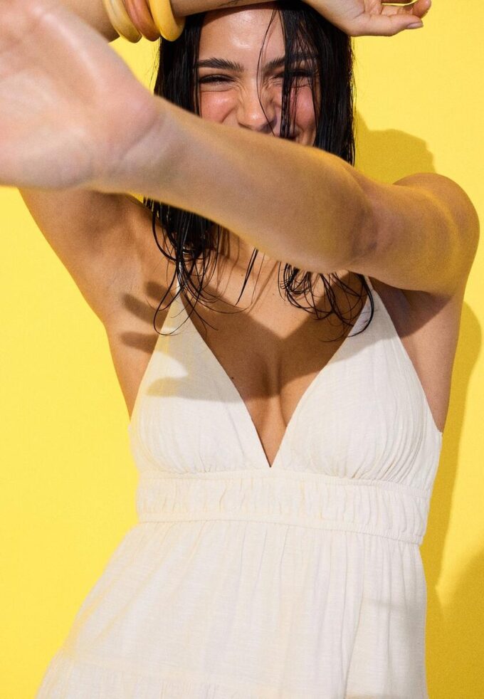 Kort, løstfallende kjole med knytning i ryggen