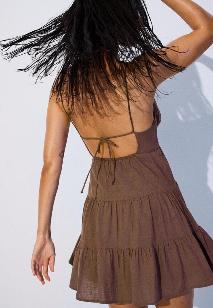 Kort, løstfallende kjole med knytning i ryggen